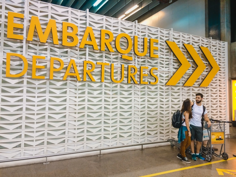 Tatá e Rafa, do Profundo no Mundo, prontos para embarcar para a próxima viagem.