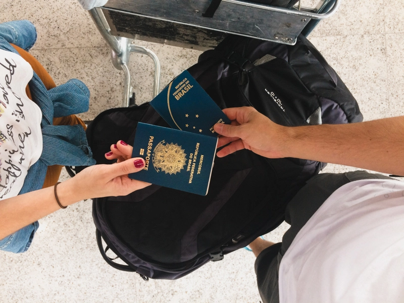 Passaportes e mala de viagem, tudo pronto, mas qual a melhor forma de levar dinheiro para o exterior?