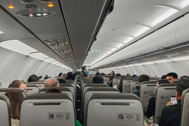 Interior do avião no voo da JetSmart para Santiago, no Chile.