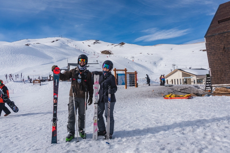 Com o equipamento de ski no Valle Nevado, o principal centro de ski de Santiago.
