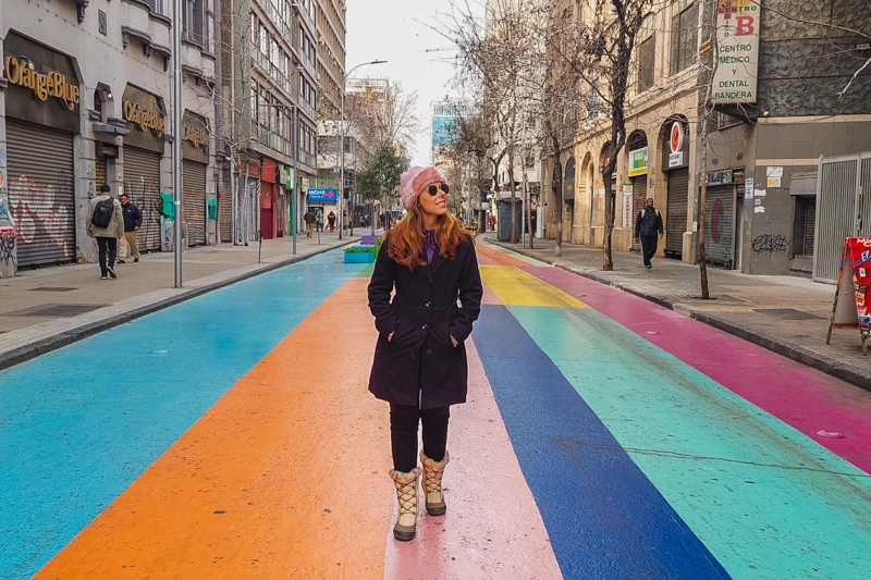 Calle Bandera, em Santiago, um lugar cheio de opções de lojas de segunda mão e brechós para comprar roupas e acessórios térmicos para enfrentar a neve no Chile