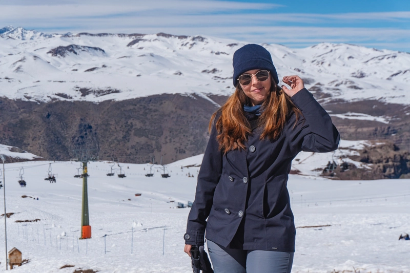 Roupa que Tatá usou na neve no Chile: corta-vento que já tinha, segunda pele térmica e calça de neve