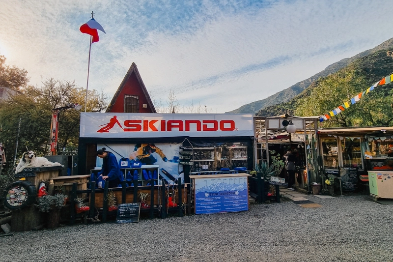 Loja da Skiando, onde alugamos os equipamentos de ski em Santiago