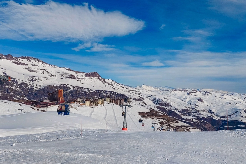 Paisagem com teleférico, Gôndola e montanhas cobertas de neve, no Valle Nevado, Chile