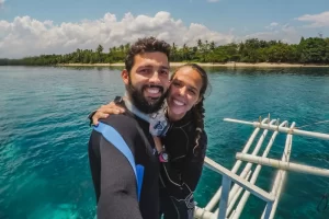 tata e rafa no barco antes de mergulhar em mais um lugar incrível nas filipinas