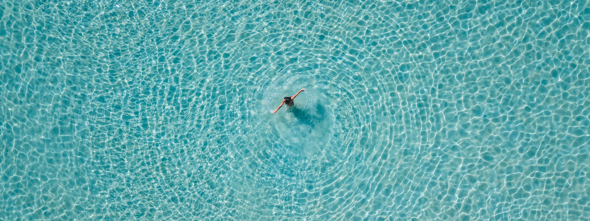 Aérea da praia de Waikiki, no Havaí. Foto por Profundo no Mundo