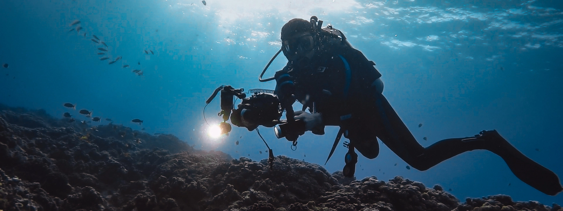 Rafa com equipamento de fotografia subaquática. Foto por Profundo no Mundo