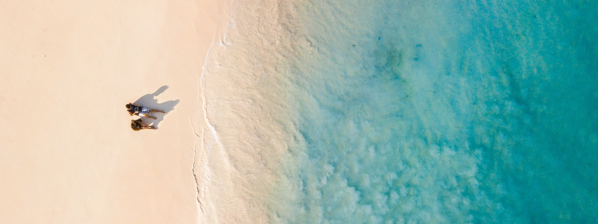 Aérea da praia em Zanzibar, na Tanzânia. Foto por Profundo no Mundo