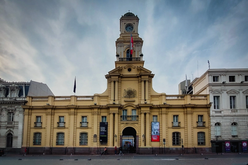 Museu Histórico Nacional, que fica na Plaza de Armas, no Centro Histórico de Santiago, no Chile.