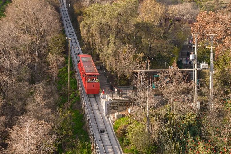 Funicular que leva ao Cerro San Cristóbal, atração que não pode faltar no seu roteiro do que fazer em Santiago, no Chile