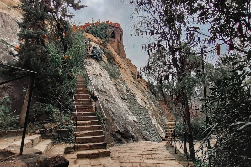 O Cerro Santa Lucia, uma das principais atrações turísticas de Santiago, é cheio de escadarias