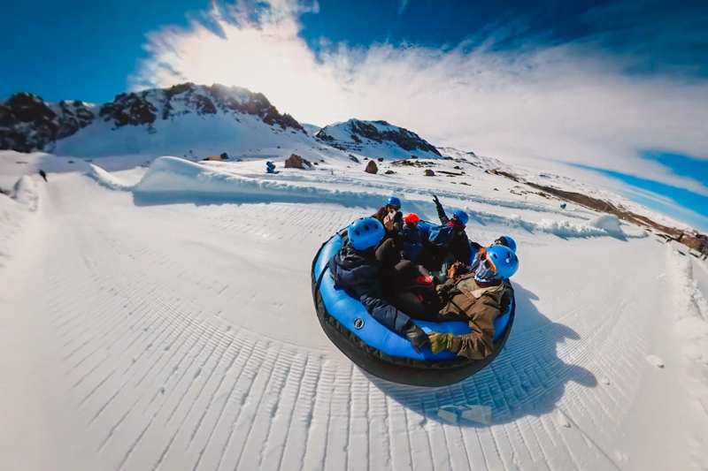 Bóia em grupo, no Parque Farellones, no Chile