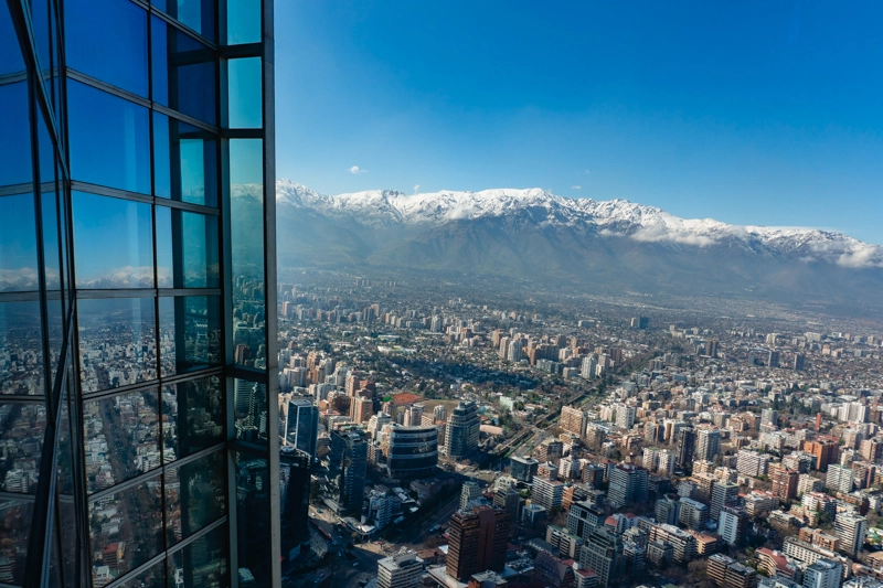 Cordilheira dos Andes, vista do Sky Costanera, em Santiago, no Chile