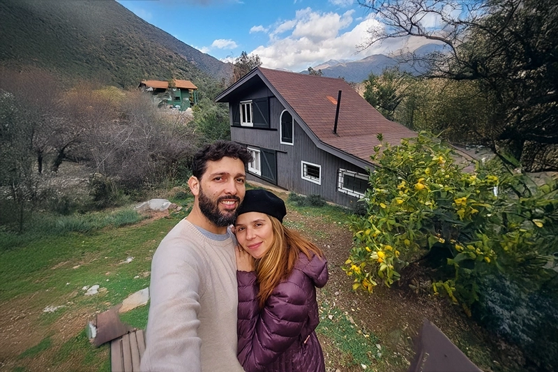 Santiago tem opções de hospedagem para todos os estilos de viagem: do centro histórico cheio de vida às montanhas cobertas de neve. Neste guia, compartilhamos nossa experiência e as melhores regiões para se hospedar, com dicas práticas de transporte, internet e aluguel de carro.