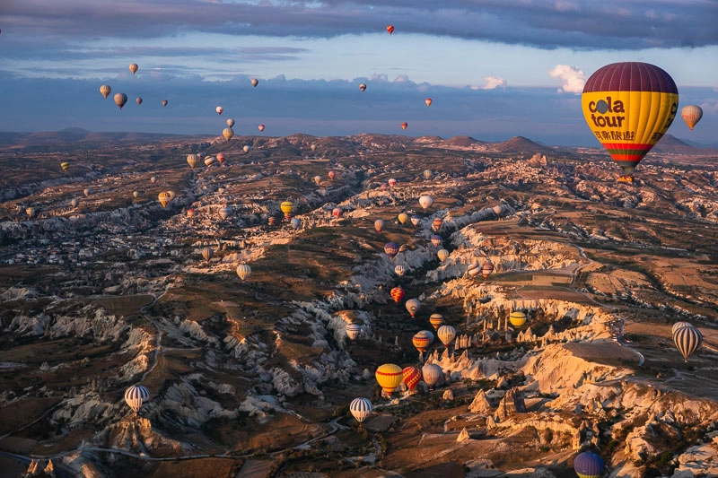 A paisagem da Capadócia no amanhecer fica linda 