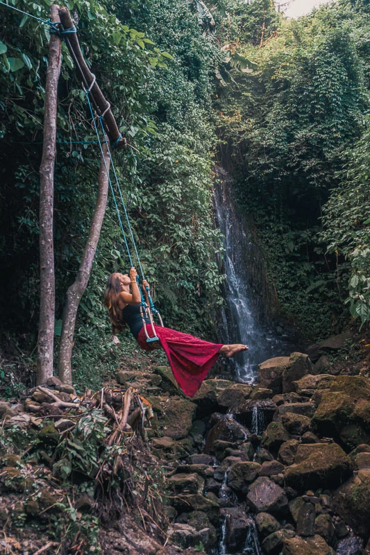 balanço na cachoeira de Tegenungan, em Bali