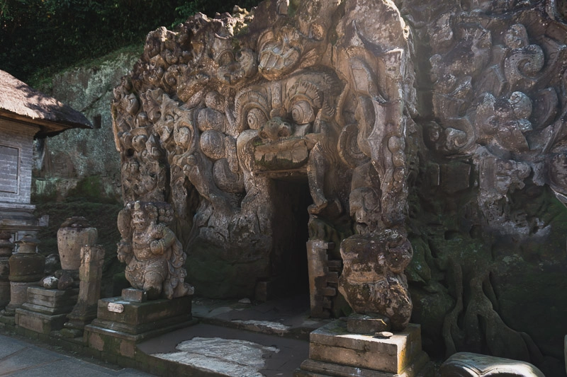 Entrada da caverna no templo Goa Gajah, em Ubud, conhecido como Caverna do Elefante
