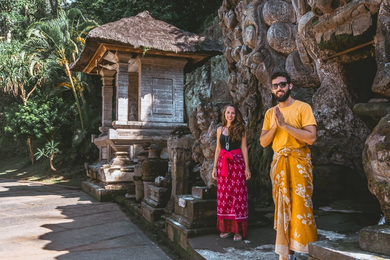 Para entrar nos templos de Ubud, em Bali, homens e mulheres devem usar o sarong — essa espécie de saia amarrada na cintura.