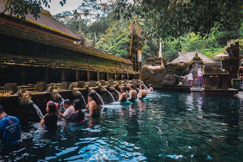 Ritual de purificação no templo Tirta Empul, uma das coisas para fazer em Ubud, Bali