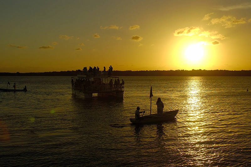 Jurandy do Sax, durante por do sol na praia do Jacaré, uma das principais atrações de João Pessoa, na Paraíba