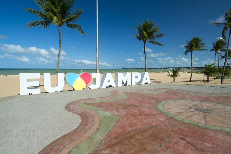 letreiro eu amo jampa, na praia de tambau em joao pessoa