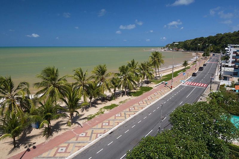 a praia de cabo branco, em joao pessoa, tem clima mais tranquilo e residencial