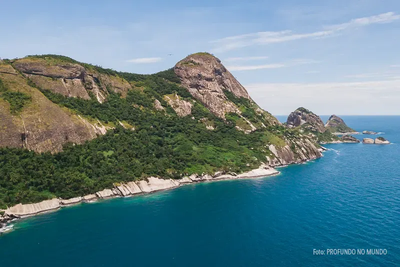 Vista aérea da face sul da Ilha de Alcatrazes.