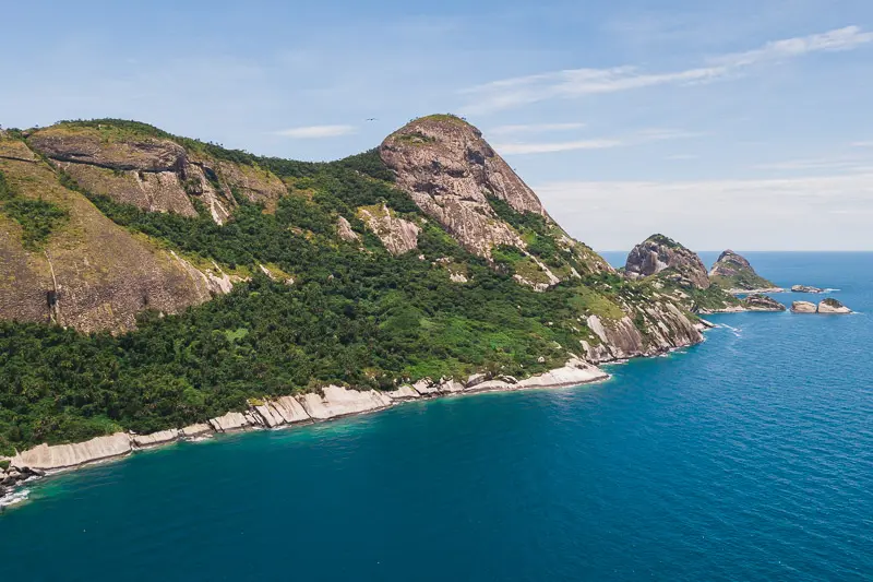 Vista aérea da face sul da Ilha de Alcatrazes.