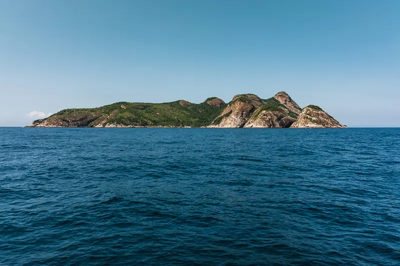 Vista da Ilha de Alcatrazes a partir do mar.