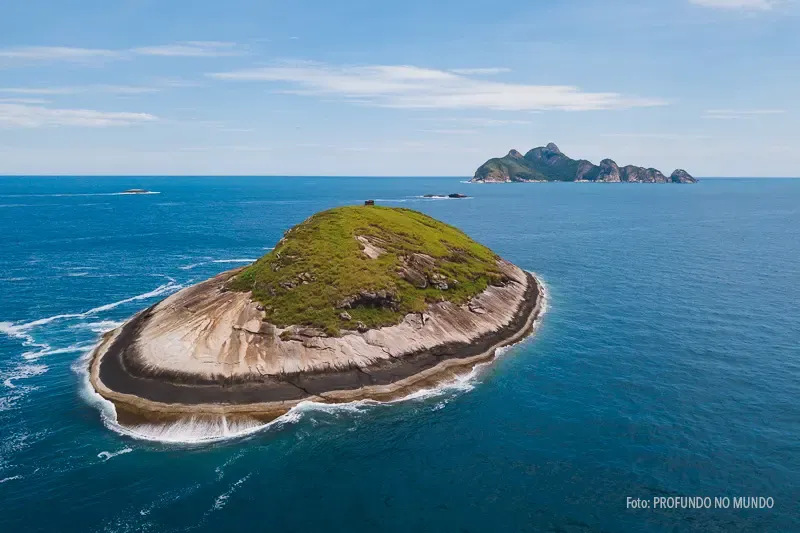 Vista aérea da Ilha da Sapata no Arquipélago de Alcatrazes.