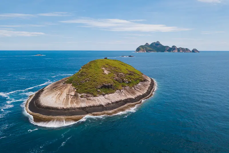 Vista aérea da Ilha da Sapata no Arquipélago de Alcatrazes.