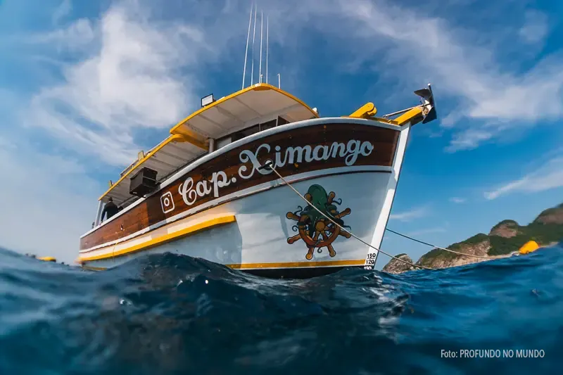 Embarcação Capitão Ximango utilizada nas saídas para Alcatrazes.