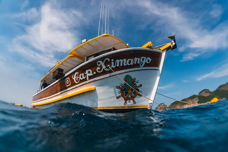 Embarcação Capitão Ximango utilizada nas saídas para Alcatrazes.